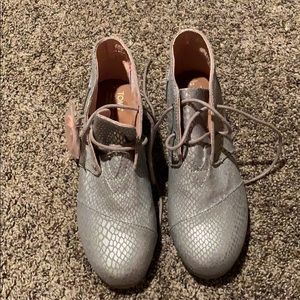New Toms size 6 kids